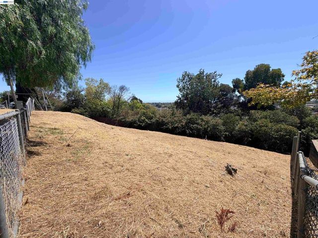 14643 Saturn Dr, Castro Valley, CA 94578