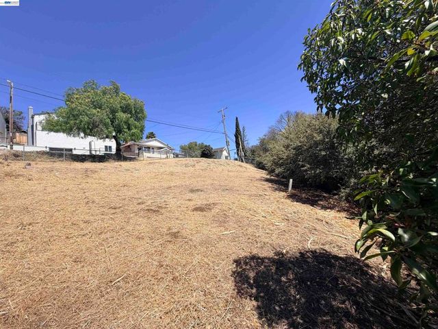 14643 Saturn Dr, Castro Valley, CA 94578