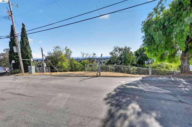 14643 Saturn Dr, Castro Valley, CA 94578