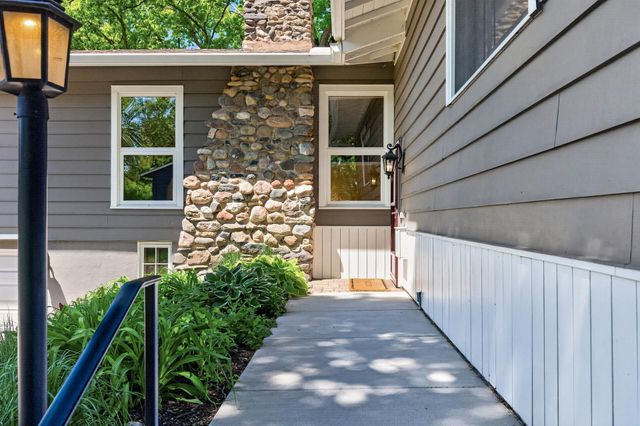 12020 Mayflower Circle, Minnetonka, MN 55305