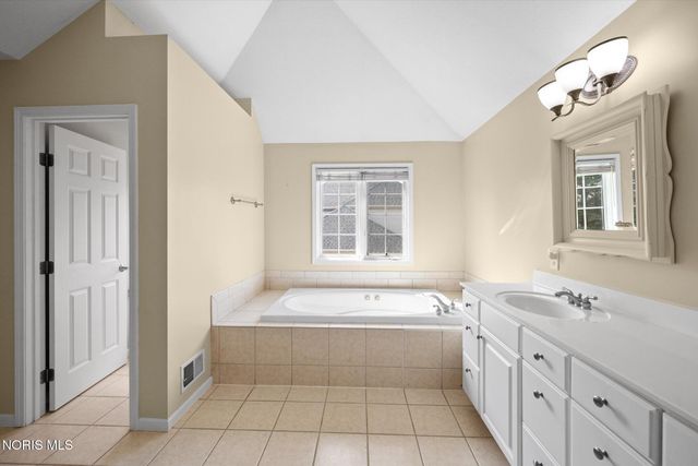 8122 N Bridge Way, Maumee, OH 43537