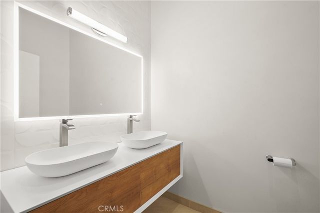 215 Windward Avenue, Venice, CA 90291