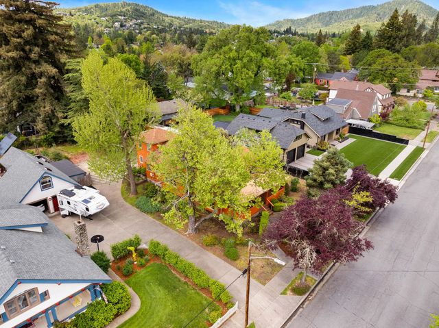 1432 NW Lawnridge Avenue, Grants Pass, OR 97526