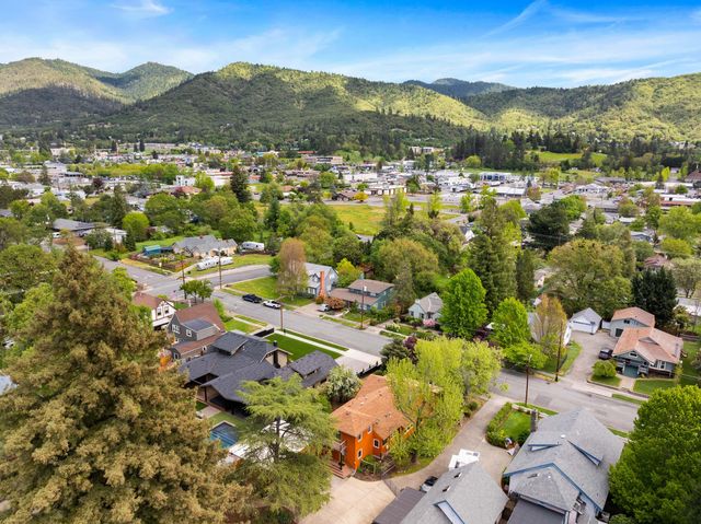 1432 NW Lawnridge Avenue, Grants Pass, OR 97526