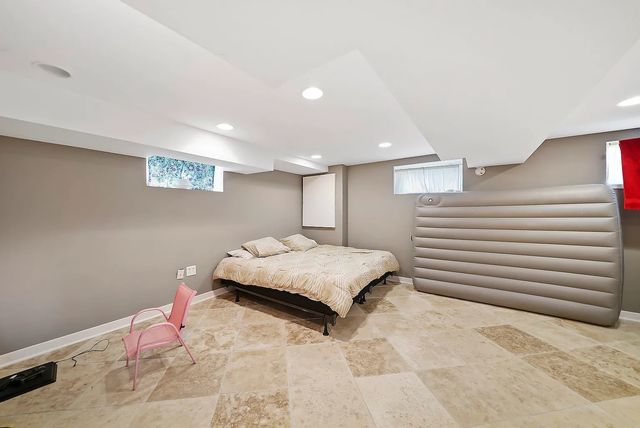 5700 S Neenah Avenue, Chicago, IL 60638