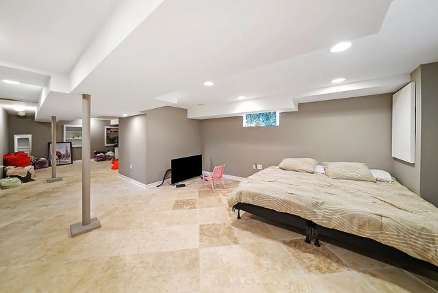 5700 S Neenah Avenue, Chicago, IL 60638