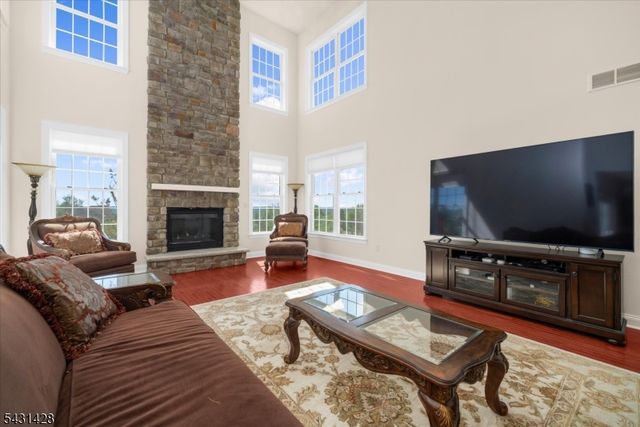 4 Jacob Ct, Raritan Twp., NJ 08822