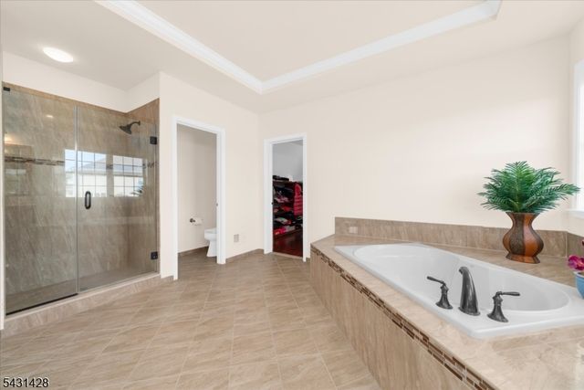 4 Jacob Ct, Raritan Twp., NJ 08822