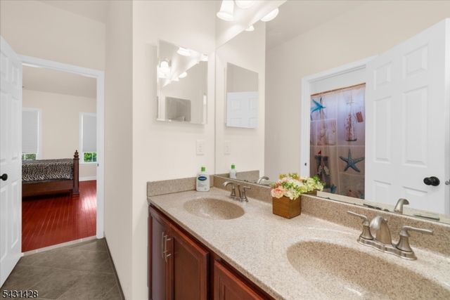 4 Jacob Ct, Raritan Twp., NJ 08822