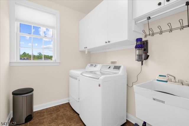 4 Jacob Ct, Raritan Twp., NJ 08822