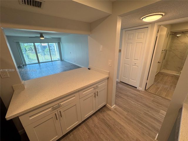 120 Lakeview Dr 305, Weston, FL 33326