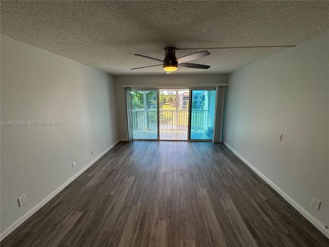 120 Lakeview Dr 305, Weston, FL 33326