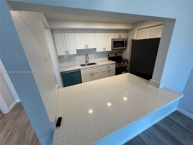 120 Lakeview Dr 305, Weston, FL 33326