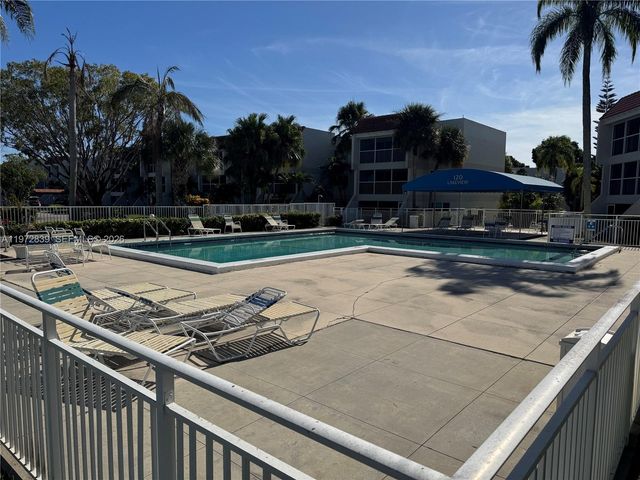 120 Lakeview Dr 305, Weston, FL 33326