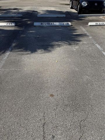 120 Lakeview Dr 305, Weston, FL 33326