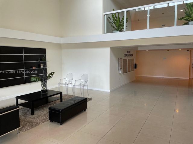 120 Lakeview Dr 305, Weston, FL 33326