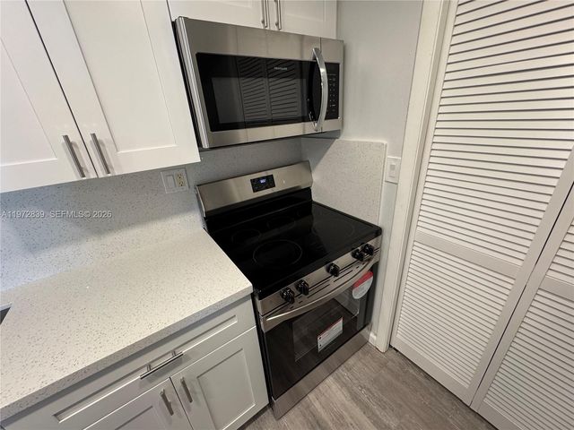 120 Lakeview Dr 305, Weston, FL 33326