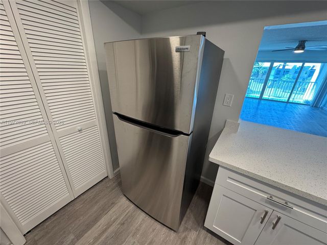 120 Lakeview Dr 305, Weston, FL 33326