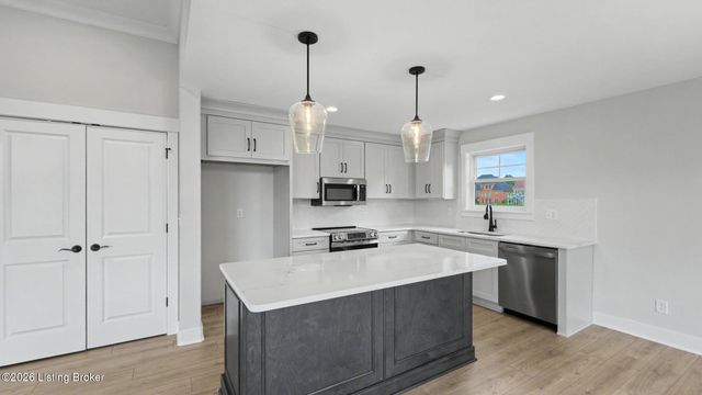 7906 Trading Post Ct, Louisville, KY 40291