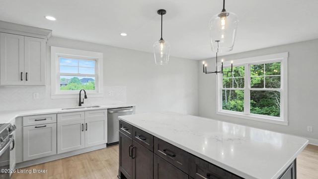 7906 Trading Post Ct, Louisville, KY 40291