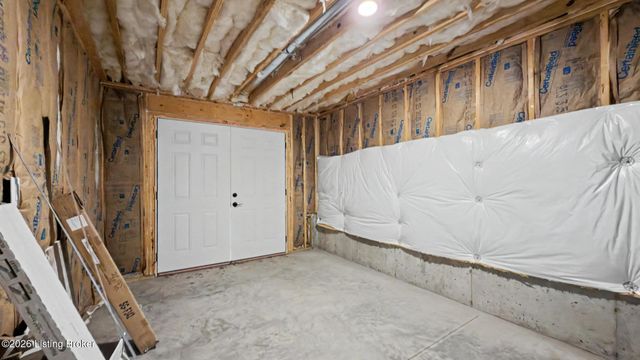 7906 Trading Post Ct, Louisville, KY 40291