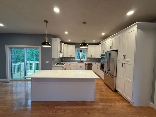 64 Deanna Dr, Holden, MA 01520