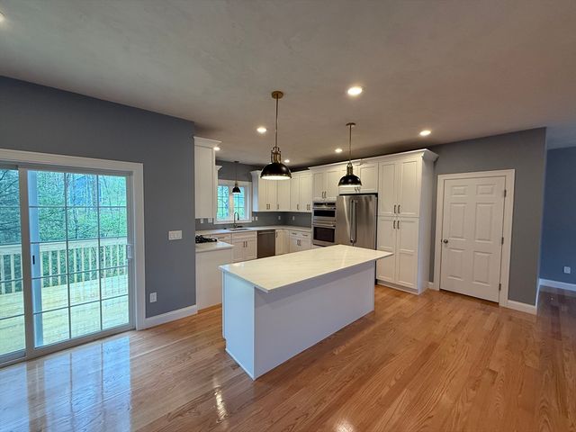 64 Deanna Dr, Holden, MA 01520