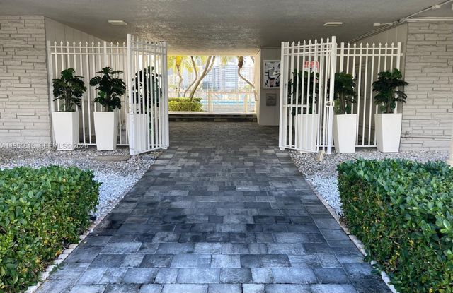 462 Golden Isles Dr 206, Hallandale Beach, FL 33009