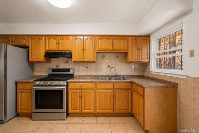 868 E 216th Street, Bronx, NY 10467
