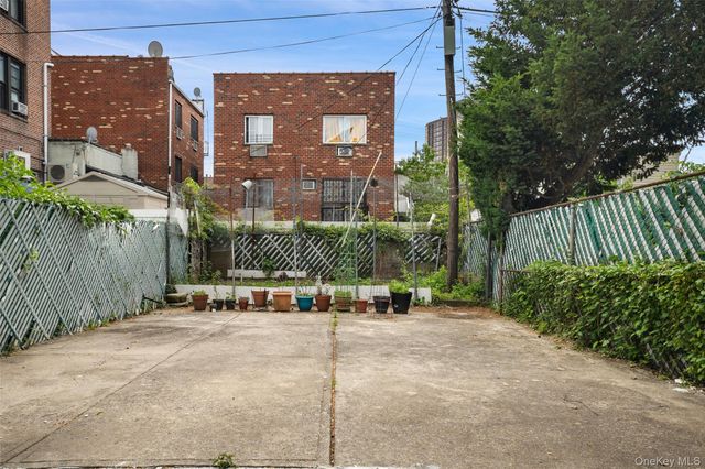 868 E 216th Street, Bronx, NY 10467