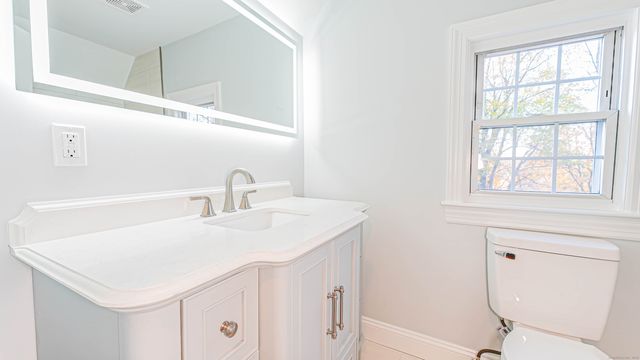 206 Huntington Turnpike, Bridgeport, CT 06610