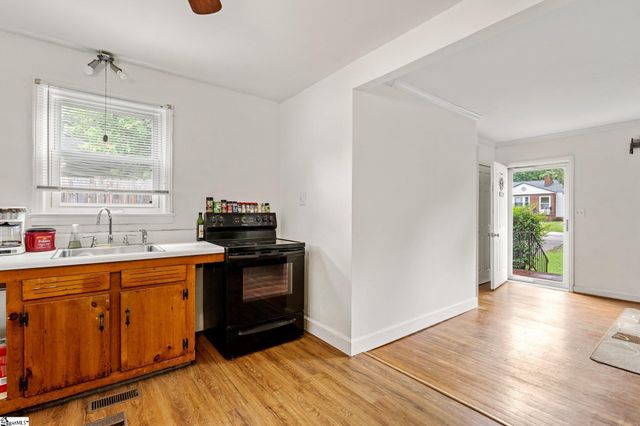28 Mayflower Avenue, Greenville, SC 29605