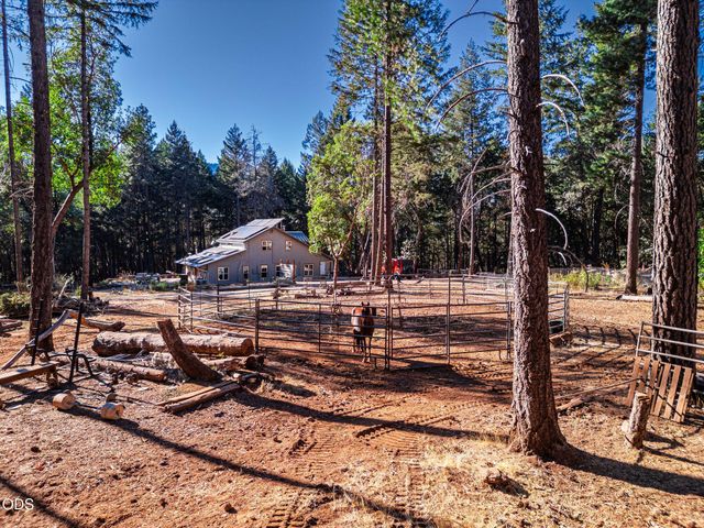 123 Rogue Riffle Drive, Grants Pass, OR 97526