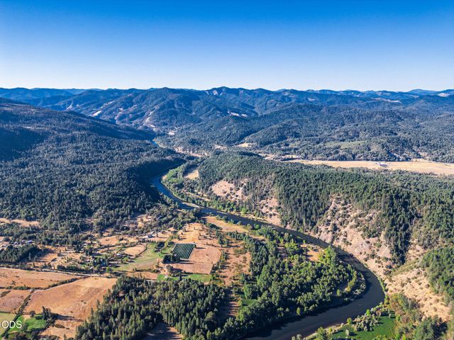123 Rogue Riffle Drive, Grants Pass, OR 97526