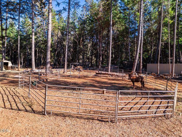 123 Rogue Riffle Drive, Grants Pass, OR 97526