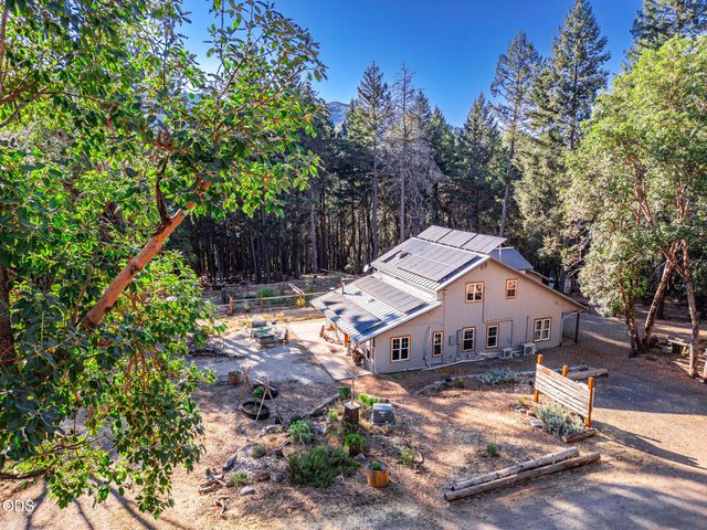 123 Rogue Riffle Drive, Grants Pass, OR 97526