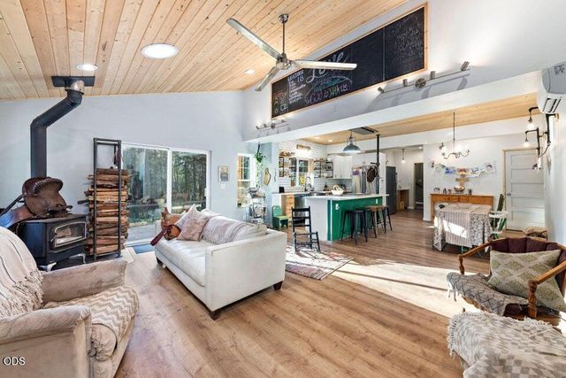 123 Rogue Riffle Drive, Grants Pass, OR 97526