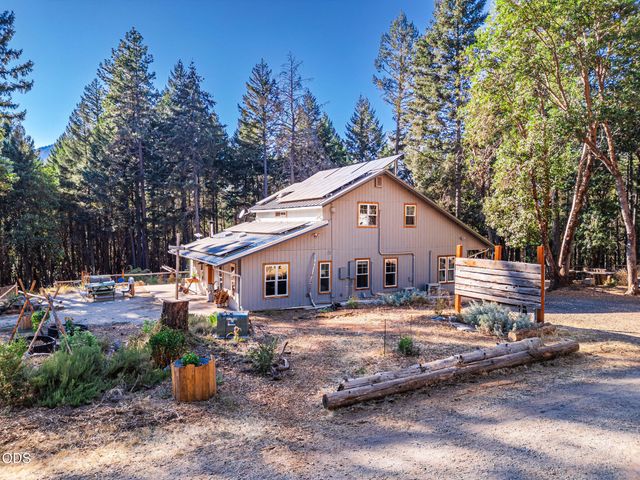 123 Rogue Riffle Drive, Grants Pass, OR 97526
