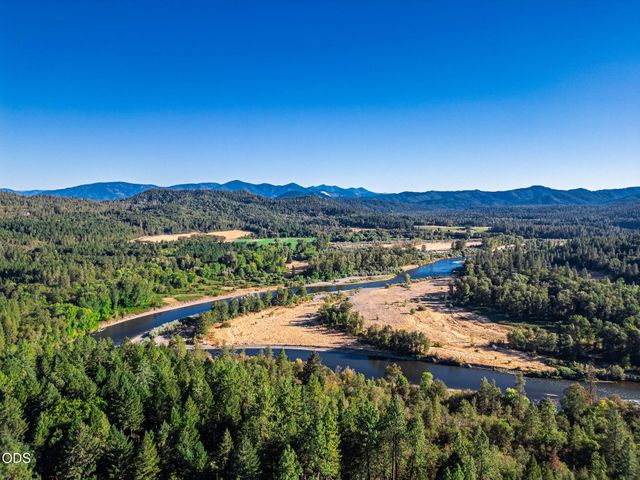 123 Rogue Riffle Drive, Grants Pass, OR 97526