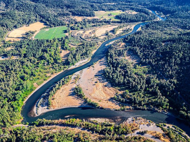 123 Rogue Riffle Drive, Grants Pass, OR 97526