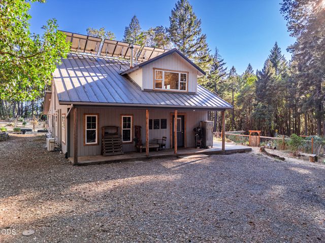 123 Rogue Riffle Drive, Grants Pass, OR 97526