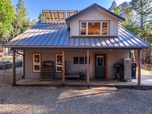 123 Rogue Riffle Drive, Grants Pass, OR 97526