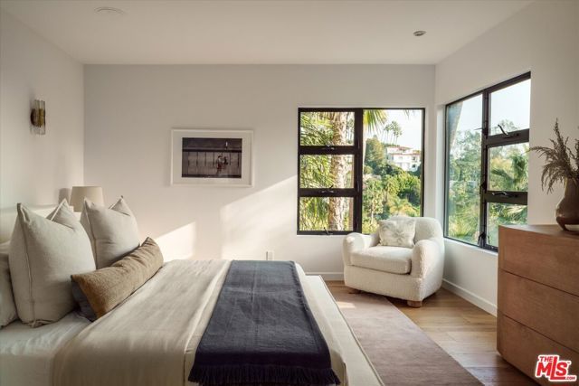 5692 Holly Oak Drive, Los Angeles, CA 90068