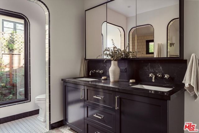 5692 Holly Oak Drive, Los Angeles, CA 90068