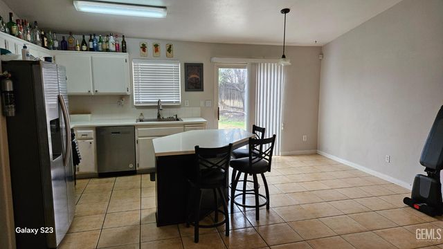 6825 High Peaks Drive, Bakersfield, CA 93313