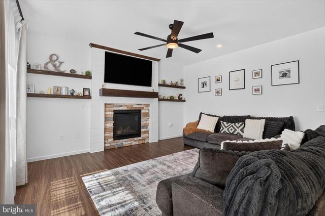 2249 S AUTUMN CHASE DR, Mechanicsburg, PA 17055
