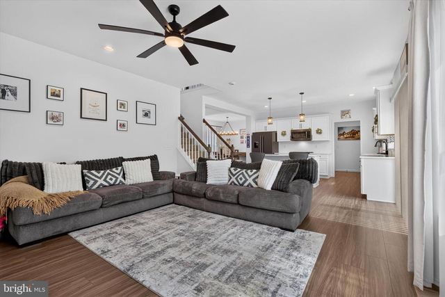 2249 S AUTUMN CHASE DR, Mechanicsburg, PA 17055