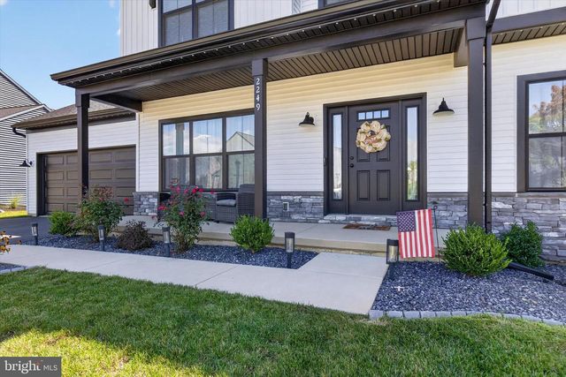2249 S AUTUMN CHASE DR, Mechanicsburg, PA 17055