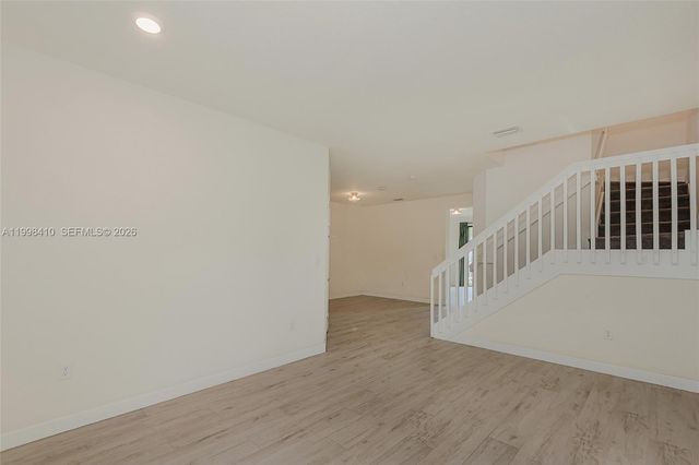 8903 NW 184th Ter, Miami Lakes, FL 33018