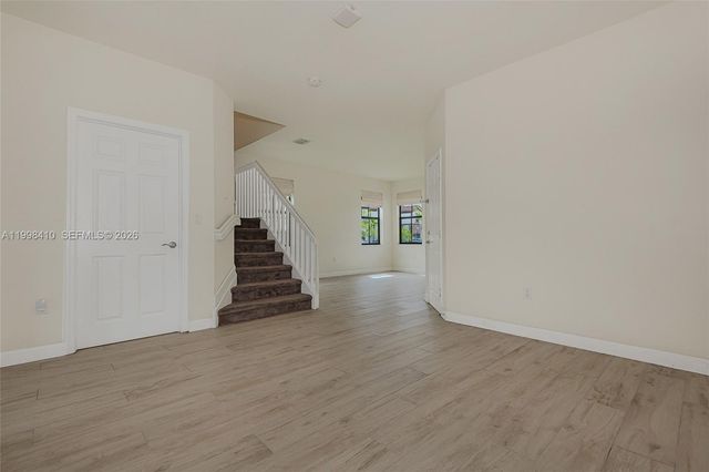 8903 NW 184th Ter, Miami Lakes, FL 33018